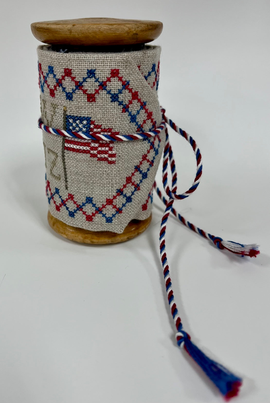 Patriotic Spool Cross Stitch by Jeannette Douglas Designs - Paper Pattern